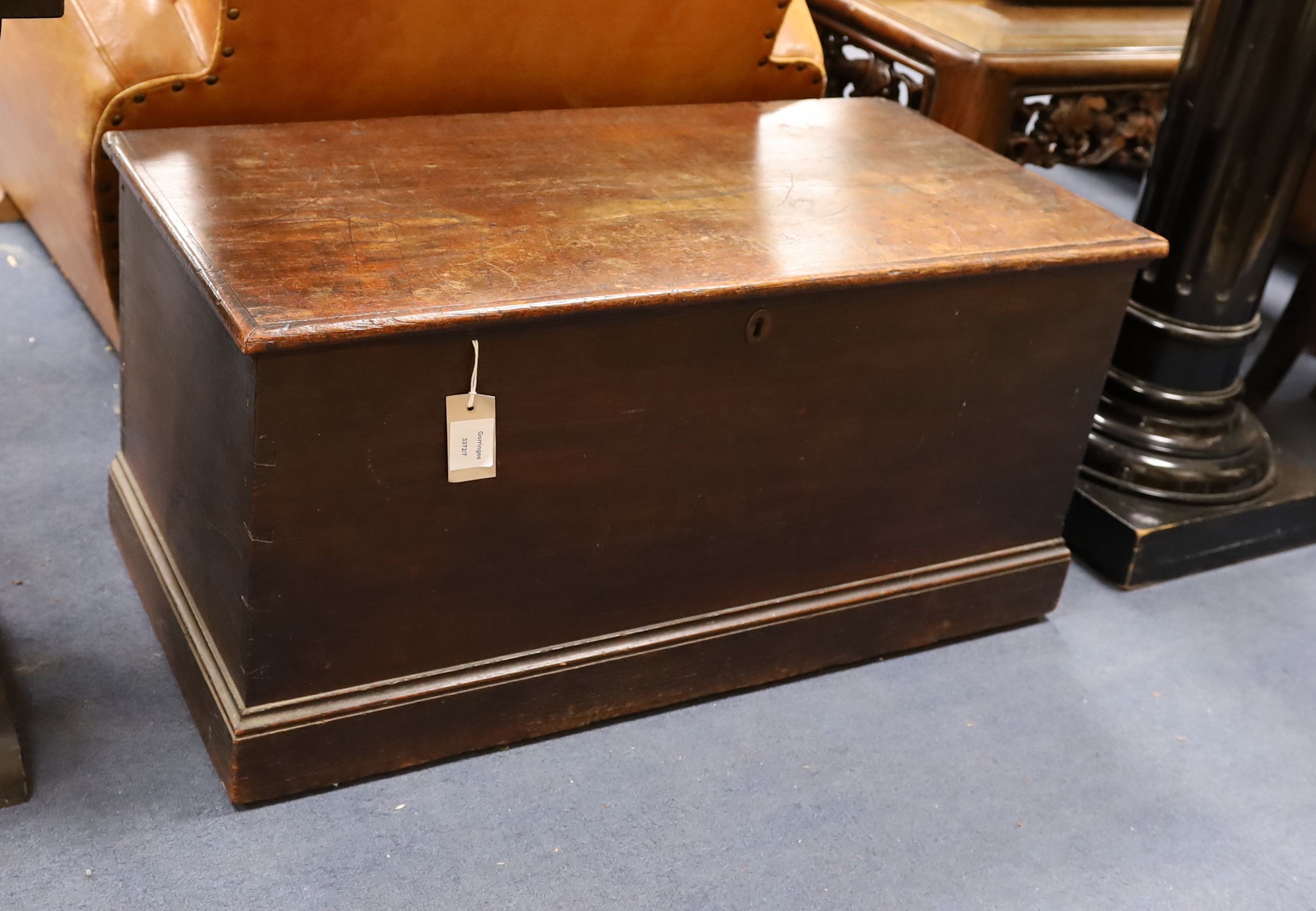 A Victorian elm trunk, width 83cm, depth 40cm, height 40cm